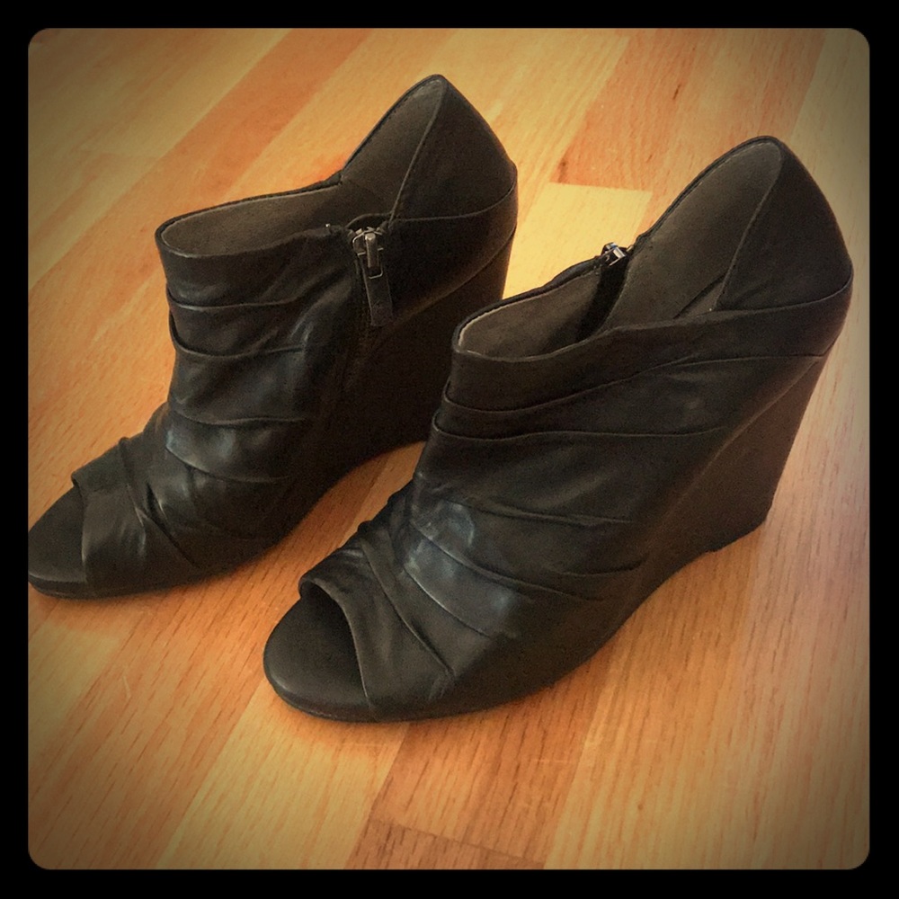 Vince Camuto wedge open toed shoes size 7.5
